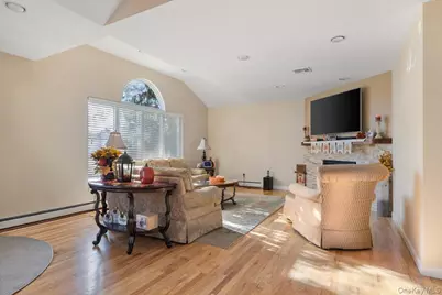 194 Newark Street, Lindenhurst, NY 11757 - Photo 5