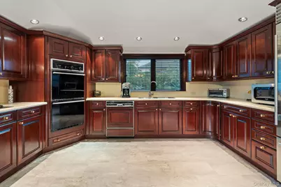 158 Old Courthouse Road, Manhasset Hills, NY 11040 - Photo 15