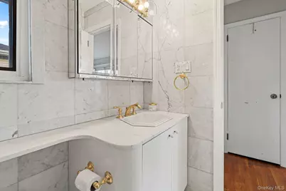 158 Old Courthouse Road, Manhasset Hills, NY 11040 - Photo 23