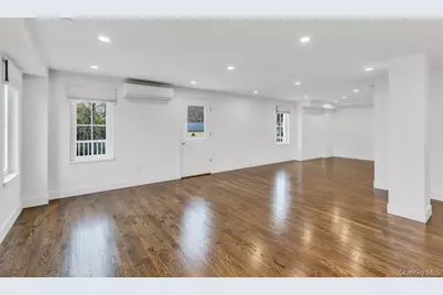1431 Old Northern Boulevard #5, Roslyn, NY 11576 - Photo 7