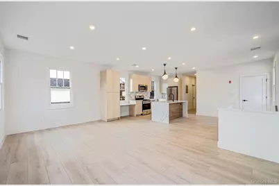 24 Skillman Street #Upper, Roslyn, NY 11576 - Photo 5