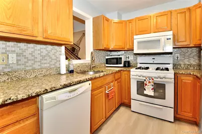 1067 Washington Green, New Windsor, NY 12553 - Photo 9