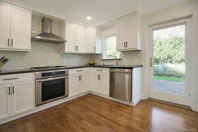 81 Round Hill Road, East Hills, NY 11577 - Photo 9