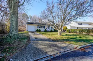 170 Sugarwood Ln, Central Islip, NY 11722 - Photo 5