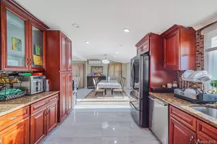 897 Washington Ave, Westbury, NY 11590 - Photo 15