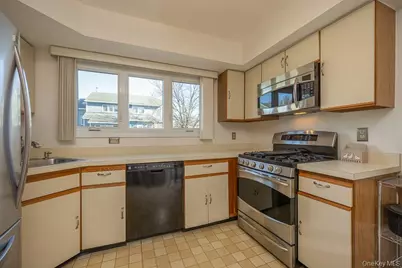 75 Village Green, Bardonia, NY 10954 - Photo 7