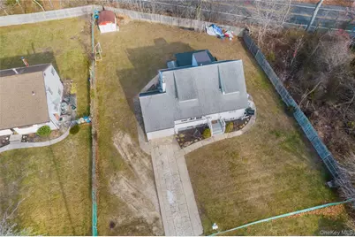 9 Farragut Avenue, Bay Shore, NY 11706 - Photo 3