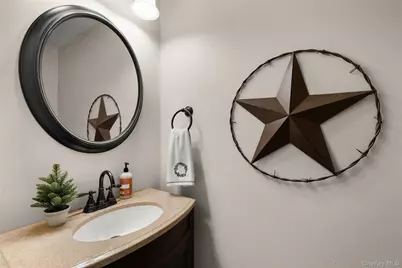 8 Sunridge Lane, Islip, NY 11751 - Photo 19