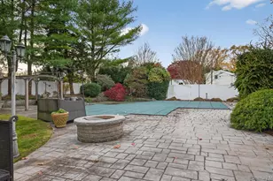 110 Florida Ave, Commack, NY 11725 - Photo 27