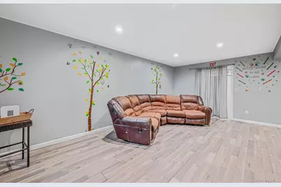 50 Verazzano Avenue, Copiague, NY 11726 - Photo 29