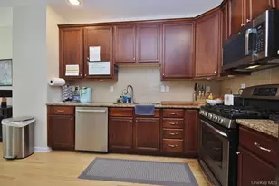 836 Huntington Dr, Fishkill, NY 12524 - Photo 7