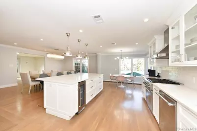 100 Georgian Court, East Hills, NY 11576 - Photo 11