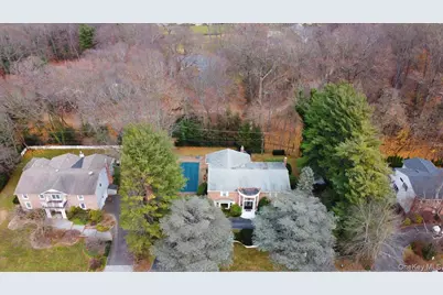 100 Georgian Court, East Hills, NY 11576 - Photo 7