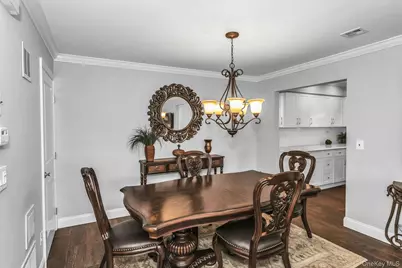 31 Cambridge Drive W, Copiague, NY 11726 - Photo 9