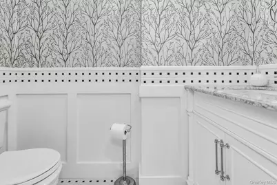 31 Cambridge Drive W, Copiague, NY 11726 - Photo 13