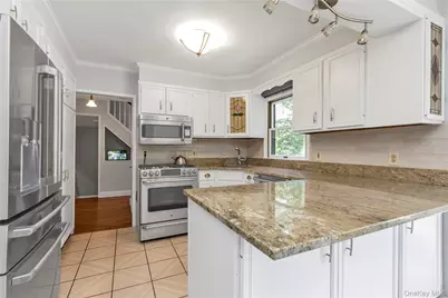 16 Deepdale Parkway, Roslyn Heights, NY 11577 - Photo 3