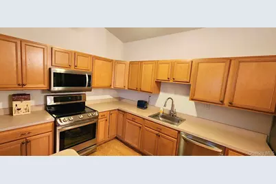 512 Narragansett Villas Drive, Lindenhurst, NY 11757 - Photo 9