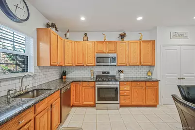 194 Oxhead Road, Centereach, NY 11720 - Photo 9