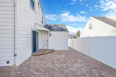 8 Sherwood Road, Glen Cove, NY 11542 - Photo 13