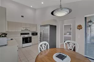 248 Pond View Ln, Smithtown, NY 11787 - Photo 7