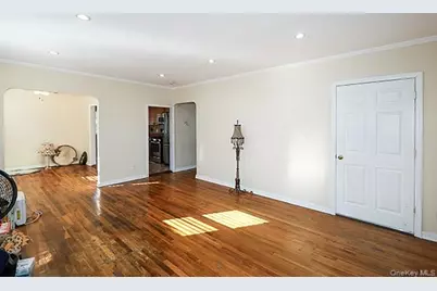 665 Foch Boulevard, Williston Park, NY 11596 - Photo 3