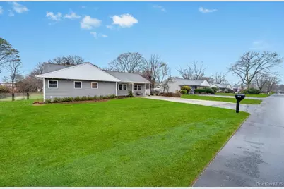 16 Columbus Avenue, Brentwood, NY 11717 - Photo 3