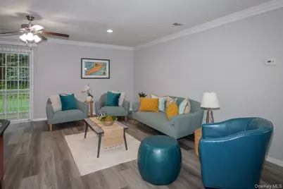 11 Overlook Drive #11, Farmingville, NY 11738 - Photo 5