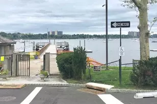 29 Center Dr, Douglaston, NY 11363 - Photo 35