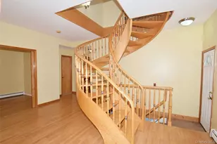 2 Aster Dr, New Hyde Park, NY 11040 - Photo 5