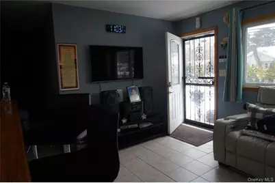 1678 N Thompson Divide, Bay Shore, NY 11706 - Photo 3