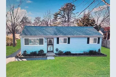 1678 N Thompson Divide, Bay Shore, NY 11706 - Photo 1
