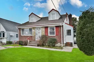 135 Barwick Blvd, Mineola, NY 11501 - Photo 3