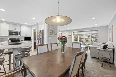 18 Roxbury Avenue, Plainview, NY 11803 - Photo 5