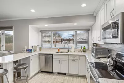 18 Roxbury Avenue, Plainview, NY 11803 - Photo 7