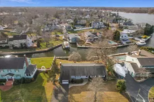 182 Connetquot Dr, Oakdale, NY 11769 - Photo 5