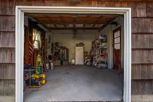 182 Connetquot Dr, Oakdale, NY 11769 - Photo 25