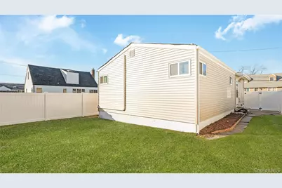 147 W Hampton Road, Lindenhurst, NY 11757 - Photo 21