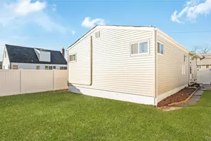 147 W Hampton Rd, Lindenhurst, NY 11757 - Photo 21