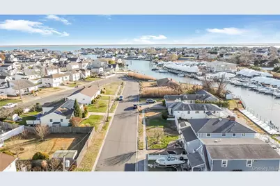 147 W Hampton Road, Lindenhurst, NY 11757 - Photo 23