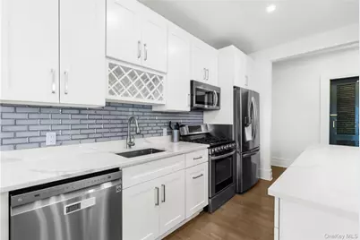 37 Brompton Road #3D, Great Neck, NY 11022 - Photo 9