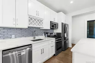 37 Brompton Rd, Great Neck, NY 11022 - Photo 9