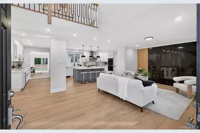 369 Vanderbilt Parkway, Dix Hills, NY 11746 - Photo 5