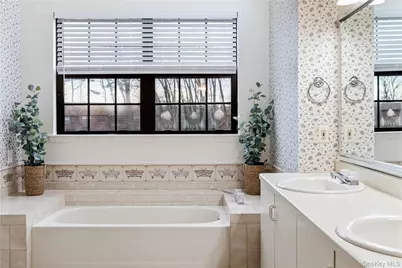 17 Sutton Place, Islip, NY 11751 - Photo 21