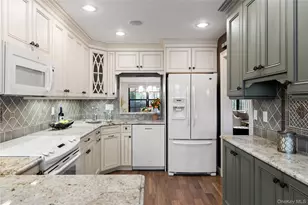 17 Sutton Pl, Islip, NY 11751 - Photo 5