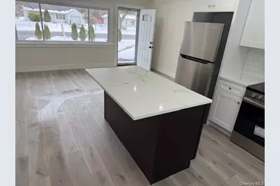 1052 Bay Shore Avenue, Bay Shore, NY 11706 - Photo 15