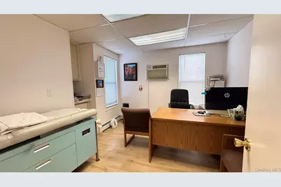 982 Roanoke Avenue, Riverhead, NY 11901 - Photo 11