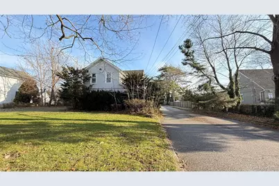 982 Roanoke Avenue, Riverhead, NY 11901 - Photo 5