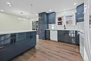 9 Harmony Ln, Glen Cove, NY 11542 - Photo 3