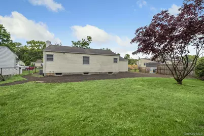 22 Heath Lane, East Northport, NY 11731 - Photo 19