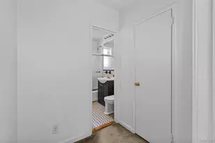 32 Cathedral Ave, Hempstead, NY 11550 - Photo 9